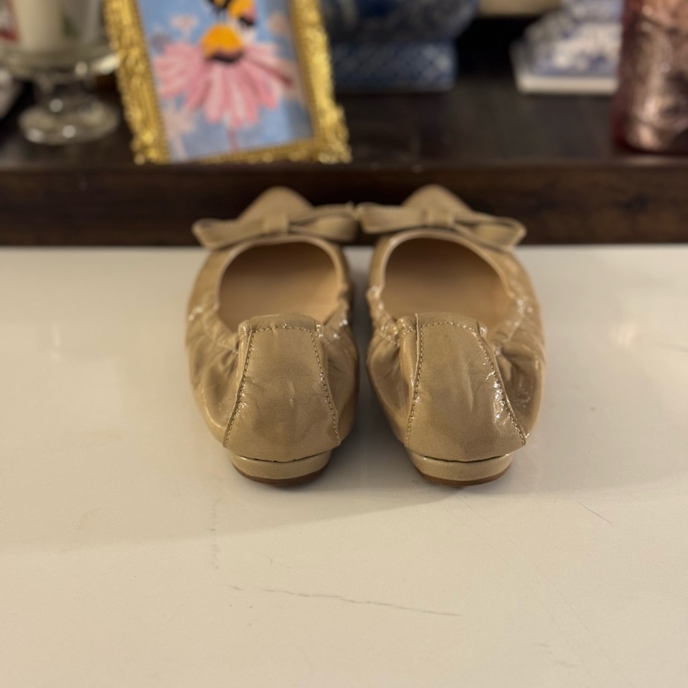 BUTTER MADE IN ITALY TAUPE PATENT LEATHER BOW BALLOT FLATS! - Picture 4 of 8